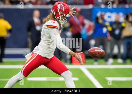 Kansas City Chiefs punter Tommy Townsend (5) punts the ball in the fourth  quarter during an NFL football game against the San Francisco 49ers,  Sunday, Oct. 23, 2022 in Santa Clara, Calif. (