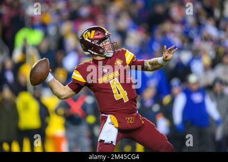 LANDOVER, MD - DECEMBER 18: Washington Commanders defensive end Montez  Sweat (90) blitzes New York G