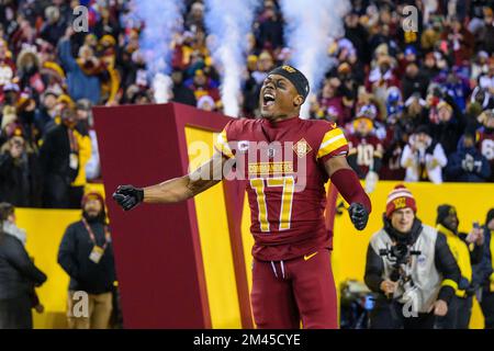 LANDOVER, MD - DECEMBER 18: Washington Commanders defensive end Montez  Sweat (90) blitzes New York G