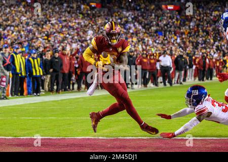 Landover, MD, USA. 18th Dec, 2022. Washington Commanders defensive tackle  Daniel Wise (92) prior to the NFL game between the New York Giants and the  Washington Commanders in Landover, MD. Reggie Hildred/CSM/Alamy