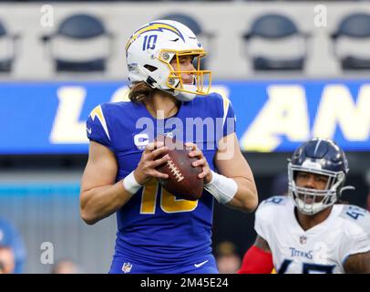 Inglewood, California, USA. 18th Dec, 2022. Los Angeles Chargers quarterback Justin Herbert (10) throws a pass during the NFL football game against the Tennessee Titans in Inglewood, California. Mandatory Photo Credit : Charles Baus/CSM/Alamy Live News Stock Photo