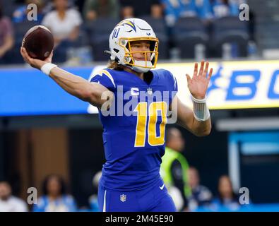 Inglewood, California, USA. 18th Dec, 2022. Los Angeles Chargers quarterback Justin Herbert (10) throws a pass during the NFL football game against the Tennessee Titans in Inglewood, California. Mandatory Photo Credit : Charles Baus/CSM/Alamy Live News Stock Photo