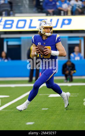 Inglewood, California, USA. 18th Dec, 2022. Los Angeles Chargers quarterback Justin Herbert (10) throws a pass during the NFL football game against the Tennessee Titans in Inglewood, California. Mandatory Photo Credit : Charles Baus/CSM/Alamy Live News Stock Photo