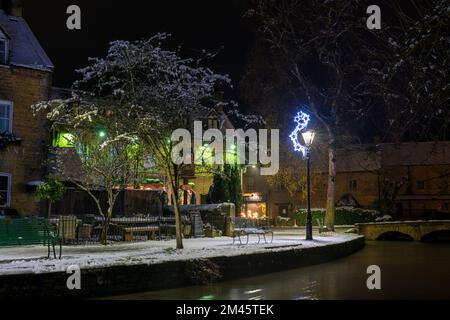 Bourton on the Water at night in the snow. Bourton on the Water, Cotswolds, Gloucestershire, England Stock Photo