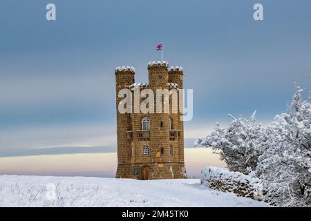 Broadway Tower in the early morning winter snow along the cotswold way. Broadway, Cotswolds, Worcestershire, England Stock Photo