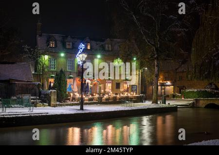 Old manse hotel at night in the snow. Bourton on the Water, Cotswolds, Gloucestershire, England Stock Photo