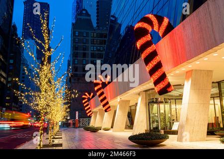 Solow Building Plaza (9 West 57th Street) at Christmas. View from West 57th Street, Manhattan, New York, USA Stock Photo