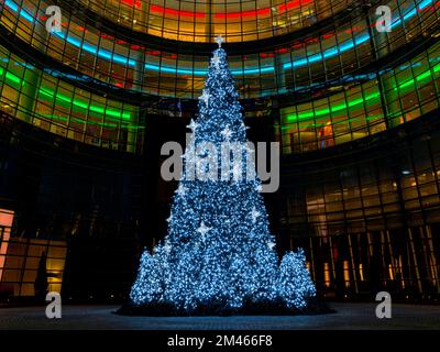 One Beacon Court (151 East 58th Street) at Christmas. View from East 58th Street, Manhattan, New York, USA Stock Photo