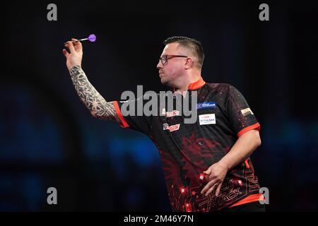 Wales' Robert Owen in action against England's Andrew Gilding during day five of the Cazoo World Darts Championship at Alexandra Palace, London. Picture date: Monday December 19, 2022. Stock Photo