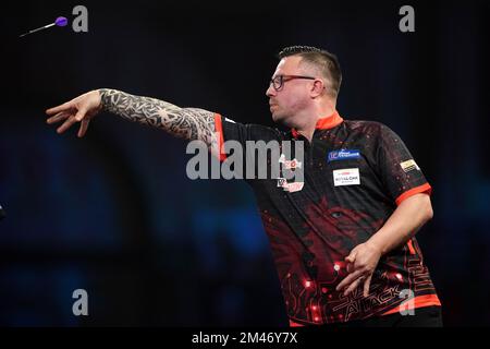 Wales' Robert Owen in action against England's Andrew Gilding during day five of the Cazoo World Darts Championship at Alexandra Palace, London. Picture date: Monday December 19, 2022. Stock Photo