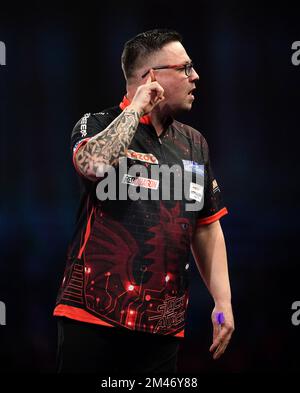 Wales' Robert Owen in action against England's Andrew Gilding during day five of the Cazoo World Darts Championship at Alexandra Palace, London. Picture date: Monday December 19, 2022. Stock Photo