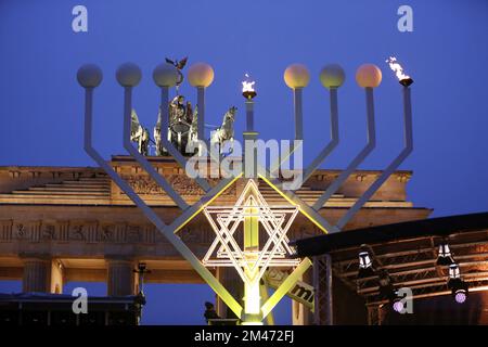 Berlin, Berlin-Mitte, Germany. 18th Dec, 2022. Berlin: Hanukkah at the Brandenburg Gate - inauguration and ceremony. The lighting of the first Hanukkah candle. (Credit Image: © Simone Kuhlmey/Pacific Press via ZUMA Press Wire) Stock Photo