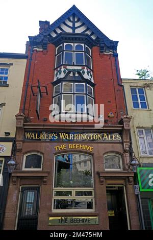 The Beehive pub, 14 Mount Pleasant ,Liverpool, Merseyside, England, UK, L3 5RY - Victorian Walkers Warrington Ales exterior Stock Photo