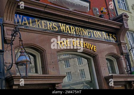 The Beehive pub, 14 Mount Pleasant ,Liverpool, Merseyside, England, UK, L3 5RY - Victorian Walkers Warrington Ales exterior Stock Photo