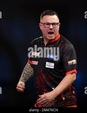 Wales' Robert Owen in action against England's Andrew Gilding during day five of the Cazoo World Darts Championship at Alexandra Palace, London. Picture date: Monday December 19, 2022. Stock Photo