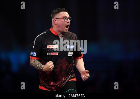 Wales' Robert Owen in action against England's Andrew Gilding during day five of the Cazoo World Darts Championship at Alexandra Palace, London. Picture date: Monday December 19, 2022. Stock Photo