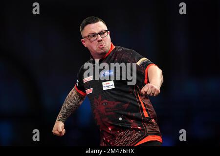 Wales' Robert Owen in action against England's Andrew Gilding during day five of the Cazoo World Darts Championship at Alexandra Palace, London. Picture date: Monday December 19, 2022. Stock Photo