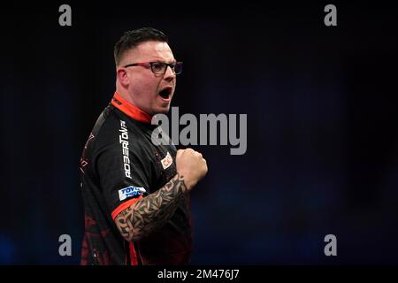 Wales' Robert Owen in action against England's Andrew Gilding during day five of the Cazoo World Darts Championship at Alexandra Palace, London. Picture date: Monday December 19, 2022. Stock Photo