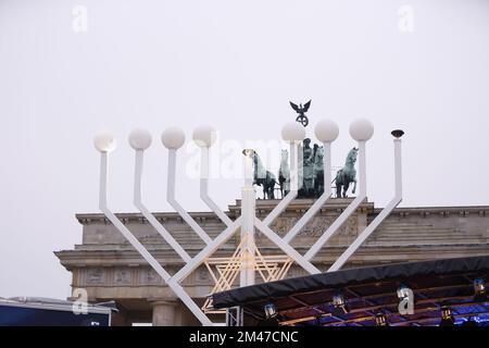 Berlin, Germany. 18th Dec, 2022. (12/18/2022) Berlin: Hanukkah at the Brandenburg Gate - inauguration and ceremony. The lighting of the first Hanukkah candle. (Photo by Simone Kuhlmey/Pacific Press/Sipa USA) Credit: Sipa USA/Alamy Live News Stock Photo