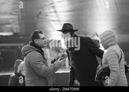Berlin, Germany. 18th Dec, 2022. (12/18/2022) Berlin: Hanukkah at the Brandenburg Gate - inauguration and ceremony. The lighting of the first Hanukkah candle. (Photo by Simone Kuhlmey/Pacific Press/Sipa USA) Credit: Sipa USA/Alamy Live News Stock Photo