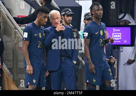 Lusail, Qatar, 18/12/2022, coach Didier DESCHAMPS (FRA) with Kingsley COMAN (FRA, li), gesture, gives instructions. re:CAMAVINGA Eduardo (FRA), Game 64, FINAL Argentina - France 4-2 nE (3-3) on December 18th, 2022, Lusail Stadium Football World Cup 20122 in Qatar from November 20th. - 18.12.2022 ? Stock Photo