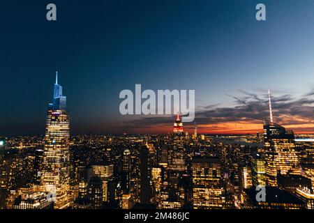 New York Manhattan, 02.10 - 10.10.22: Aussichtsplattform Rocke Feller Center mit Blick auf das Empire State Building bei Nacht.  Foto: pressefoto Mika Stock Photo