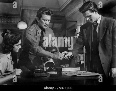 Cathy O'Donnell, Kirk Douglas, Craig Hill, on-set of the Film, 'Detective Story', Paramount Pictures, 1951 Stock Photo