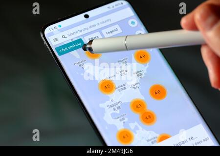 A stylus points to the "I felt shaking" button on the MyShake earthquake app by UC Berkeley Seismological Lab. Stock Photo