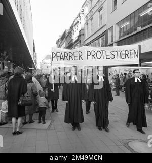 Those who support the Vietnam War betray the gospel of love. Pastors protest. With these slogans and sometimes wearing their robes, pastors Stock Photo