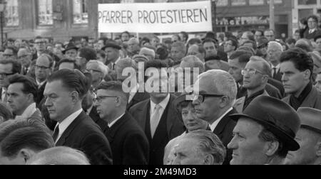 Those who support the Vietnam War betray the gospel of love. Pastors protest. With these slogans and sometimes wearing their robes, pastors Stock Photo