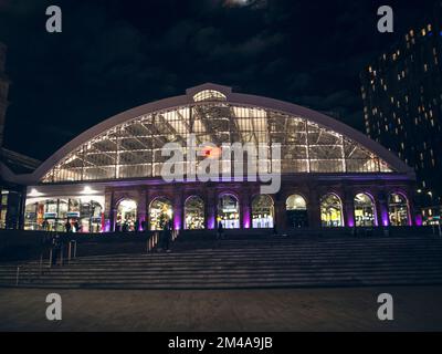 Liverpool Lime Street railway station at night in Liverpool. Stock Photo