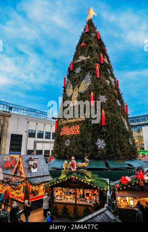 Dortmund, NRW, Germany. 19th Dec, 2022. Dortmund Christmas Market, with its over 250 stalls in 6 different areas one of the largest in Germany, is once again popular with tourists and locals. As every year, the market once again features the world's tallest Christmas Tree, at 45 metres height, made from 1,200 trees, decorated with 48,000 lights. The market runs until 30th December. Credit: Imageplotter/Alamy Live News Stock Photo