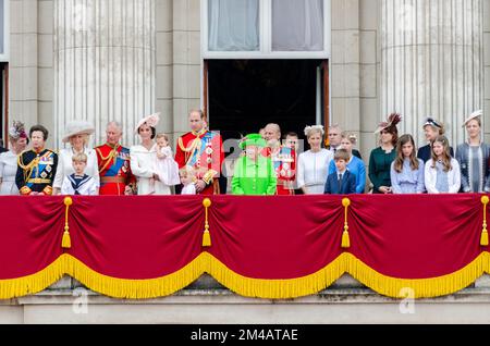 Extended Royal Family on the balcony of Buckingham Palace after Trooping the Colour & flypast 2016. The Queen, Prince William, Catherine, Charles Stock Photo