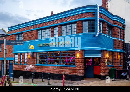 The Drawing Rooms Pub Norwich, formerly The Birdcage Pub 23 Pottergate Norwich. Originally built in 1859 but redesigned around 1938 in Art Deco style. Stock Photo