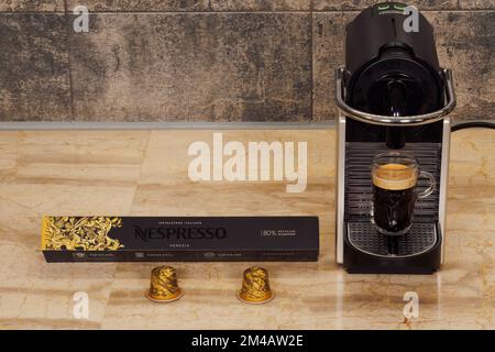 Cafetera cápsula delonghi fotografías e imágenes de alta resolución - Alamy