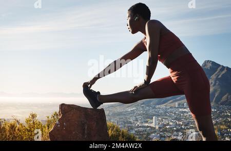 Foto de Athletic African American black female wearing workout clothing.  Her sporty outfit is a sports bra and form fitting spandex shorts. She  looks strong and confident. do Stock