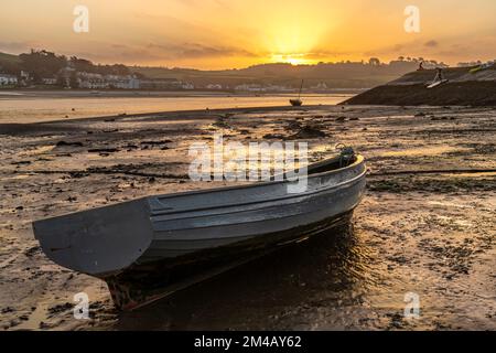 Appledore, North Devon, England. Tuesday 20th December 2022 - A warmer and brighter start to the day on the River Torridge estuary at the coastal villages of Appledore and Instow. Credit: Terry Mathews/Alamy Live News Stock Photo