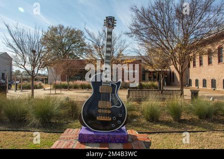 Indianola, USA – December 1, 2022 - Tribute guitar sculpture in front of the B.B. King Museum and Delta Interpretive Center in Indianola, Mississippi Stock Photo