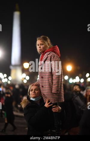 Paris, France. 19th Dec, 2022. World Cup 2022: Les Bleus and supporters at the place de la Concorde in Paris, France, on December 19, 2022. (Photo by Lionel Urman/Sipa USA) Credit: Sipa USA/Alamy Live News Stock Photo