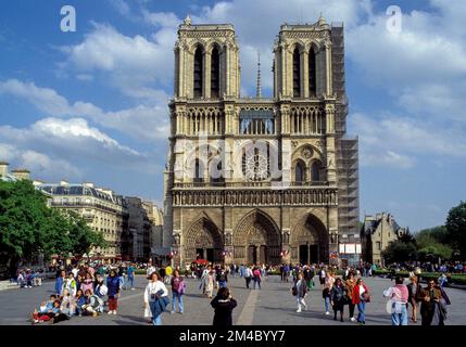 France, Paris. Tourists admire the Notre Dame cathedral Stock Photo