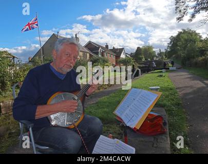 Musicians on the towpath of the Peak Forest canal, lock flight, Marple, Stockport, Cheshire, England, UK, SK6 5LD Stock Photo