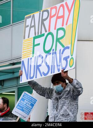 UCLH, London, UK. 20th Dec 2022. Rally and march from UCLH, Euston road in solidarity with the nurses strike and the NHS. Credit: Matthew Chattle/Alamy Live Newsnursing Stock Photo