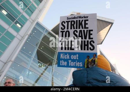 UCLH, London, UK. 20th Dec 2022. Rally and march from UCLH, Euston road in solidarity with the nurses strike and the NHS. Credit: Matthew Chattle/Alamy Live Newsnursing Stock Photo