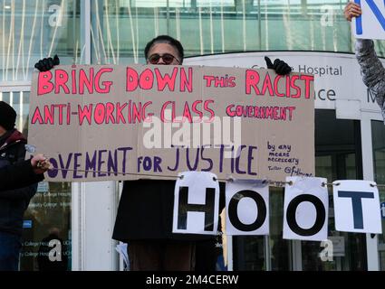 UCLH, London, UK. 20th Dec 2022. Rally and march from UCLH, Euston road in solidarity with the nurses strike and the NHS. Credit: Matthew Chattle/Alamy Live Newsnursing Stock Photo