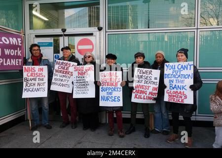 UCLH, London, UK. 20th Dec 2022. Rally and march from UCLH, Euston road in solidarity with the nurses strike and the NHS. Credit: Matthew Chattle/Alamy Live Newsnursing Stock Photo