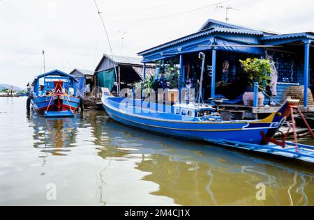 Mainly vietnamese people live in the floating villages along the Tonle Sap River Stock Photo