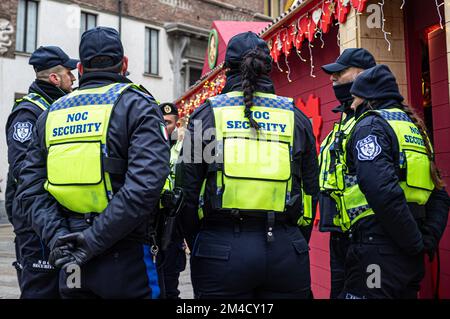 15 dec. 2022, Milan, Italy: private security policeman during a strategic meeting on the streets of Milan, during the Christmas holidays Stock Photo