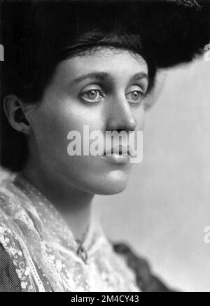 Portrait of the English painter and interior designer, Vanessa Bell (née Stephen; 1879-1961), photo by George Charles Beresford, 1902 Stock Photo