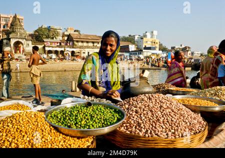 Woman selling vegetables at the local market on the banks of the river Godavari Stock Photo