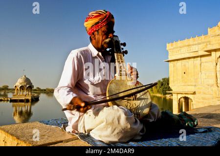 Musician playing Kamatji at the Gadi Sagar Tank outside Jaisalmer Stock Photo